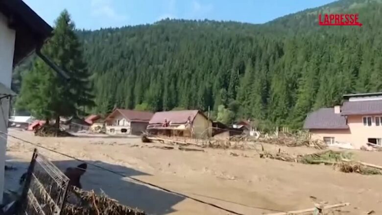 Romania, alluvioni nel nord-est del Paese provocano vittime e centinaia di sfollati: le immagini