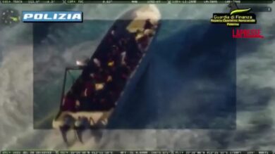 Lampedusa, arrestato per il trasporto di 70 migranti su un barchino: le immagini della polizia