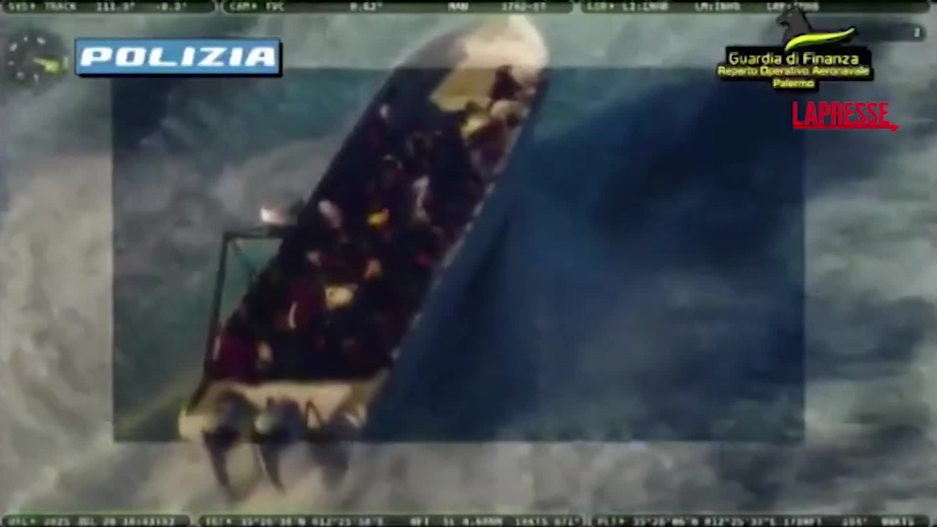 Lampedusa, arrestato per il trasporto di 70 migranti su un barchino: le immagini della polizia Lampedusa, arrestato per il trasporto di 70 migranti su un barchino: le immagini della polizia