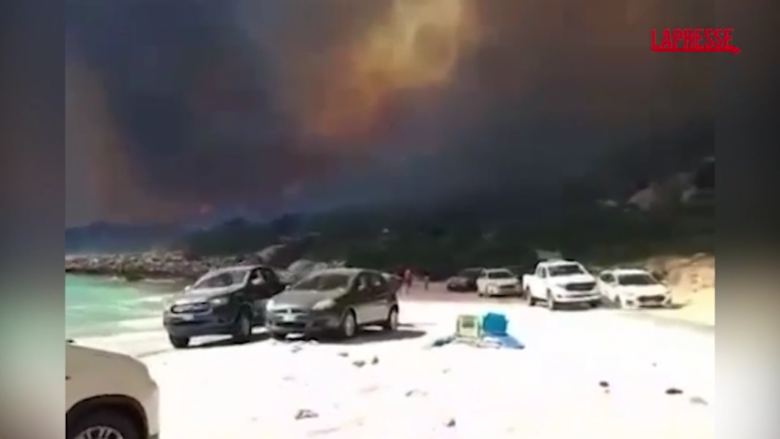 Incendio a Villasimius, fumo e fuoco a ridosso del mare: la fuga in auto sulla spiaggia