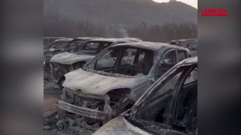 Incendio a Villasimius, le carcasse delle auto bruciate