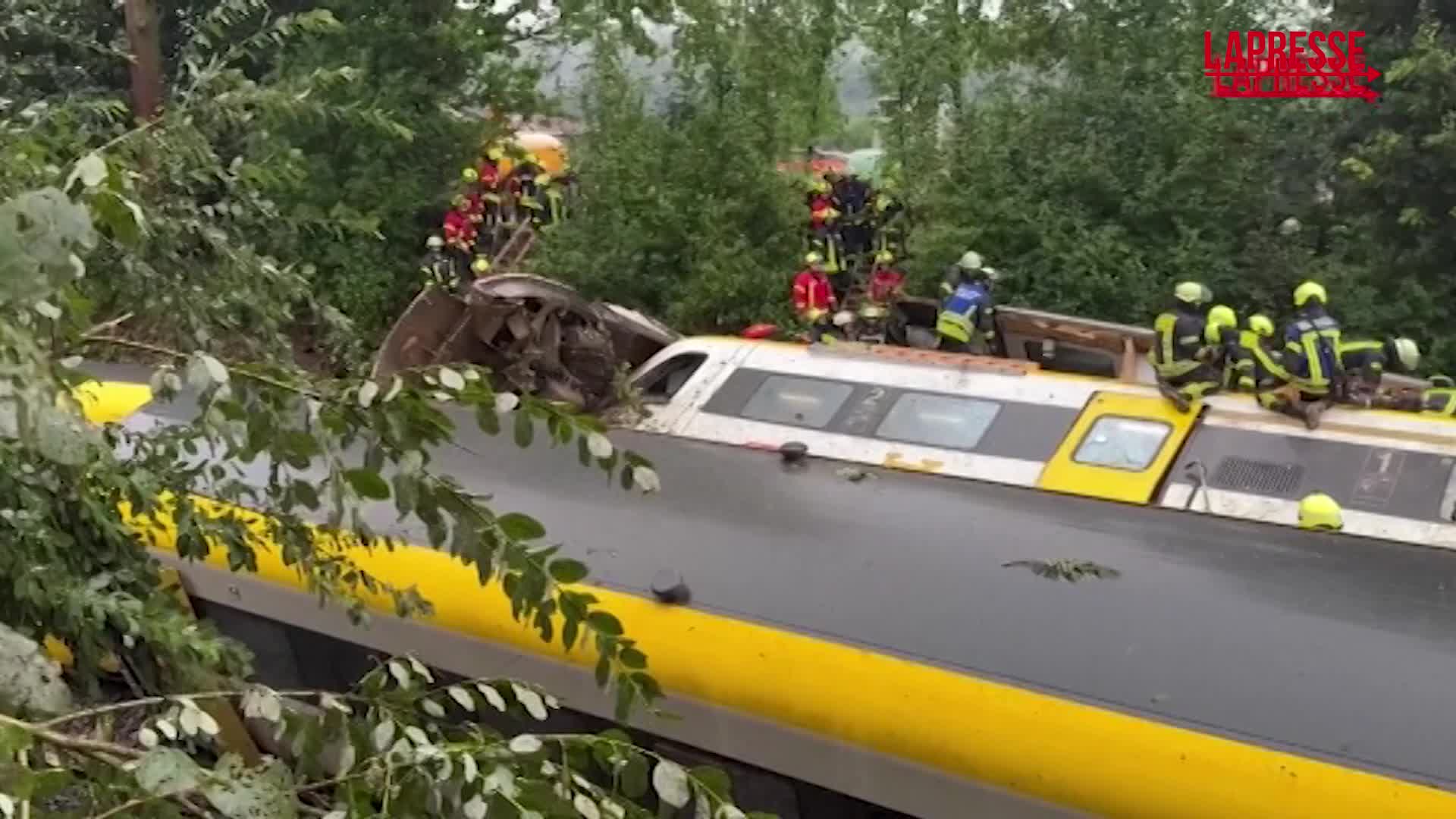 germania morti e feriti nel deragliamento di un treno a riedlingen le immagini del disastro