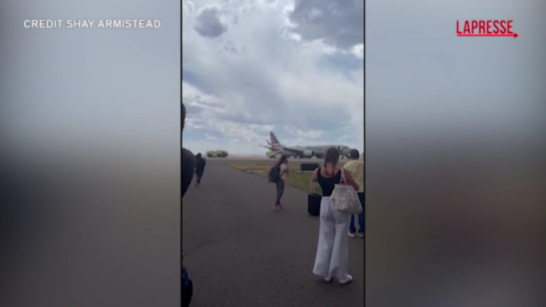 Aereo evacuato in pista a Denver, i passeggeri nel panico: "Ha preso fuoco, sto tremando"