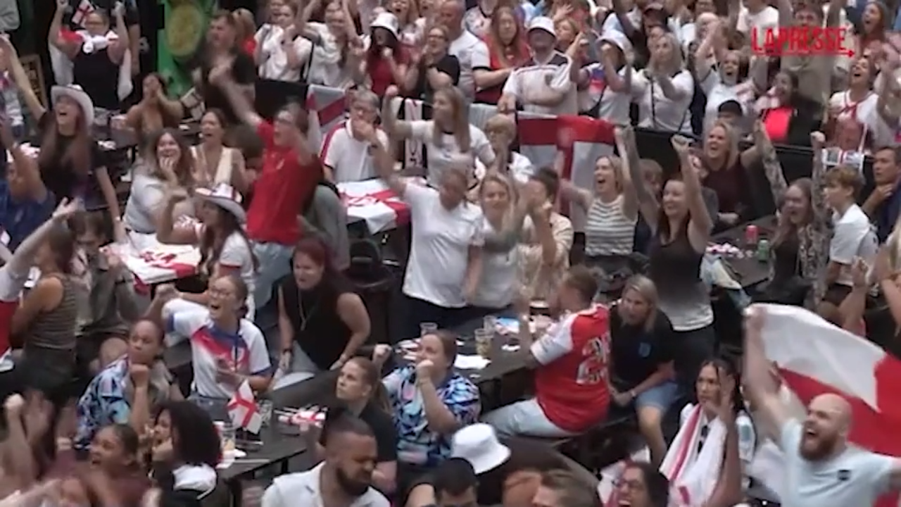 europeo femminile l inghilterra trionfa contro la spagna la festa dei tifosi dopo il rigore decisivo