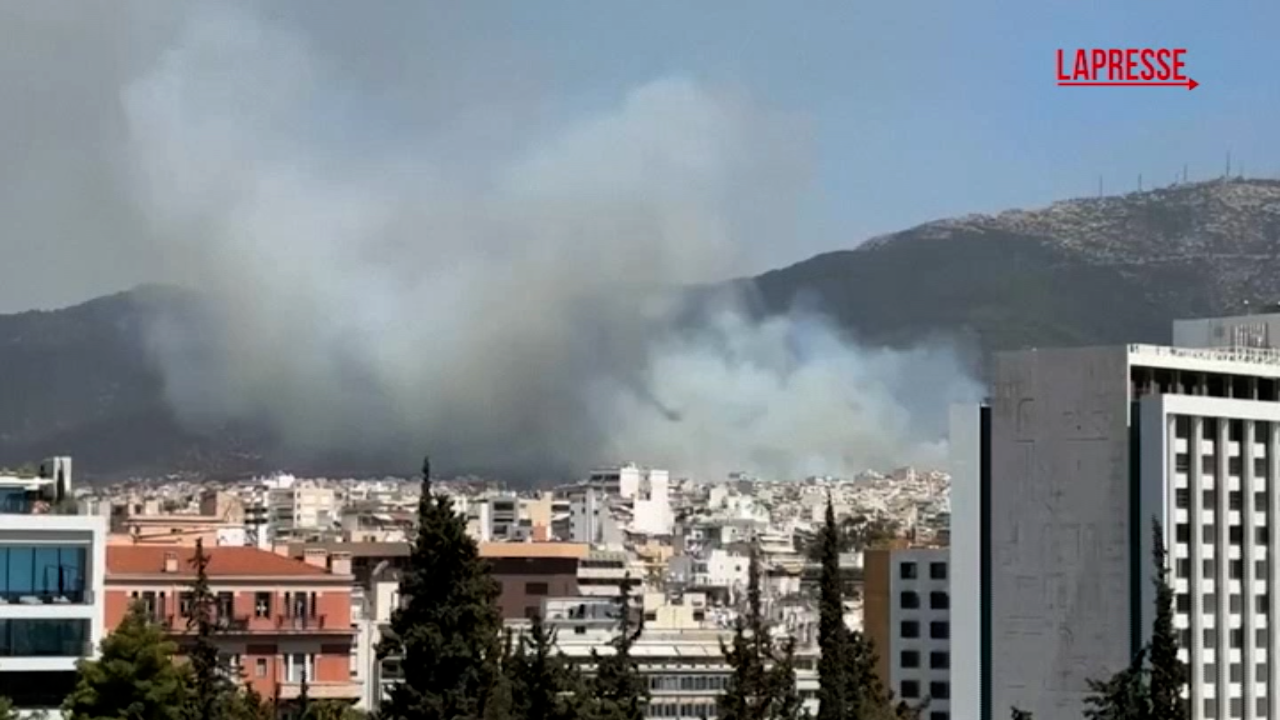incendi in grecia fiamme vicino al centro di atene in azione canadair