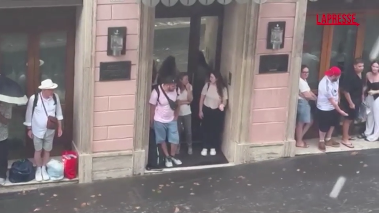 bomba d acqua su roma strade del centro come fiumi