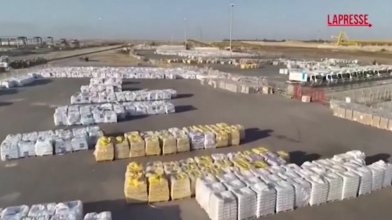 Gaza, l'Idf mostra gli aiuti in attesa di essere ritirati: le immagini dal drone