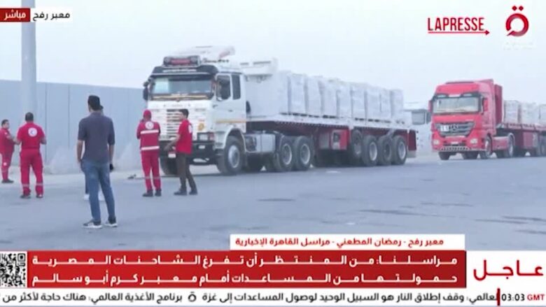 Gaza, gli aiuti umanitari continuano a entrare dal valico di Kerem Shalom: le immagini dei convogli