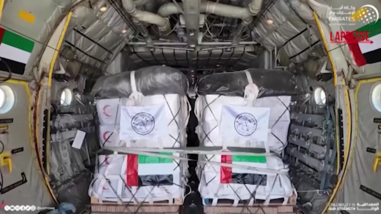 Gaza, Emirati Arabi Uniti e Giordania inviano aiuti ai civili: il video del lancio dall'aereo