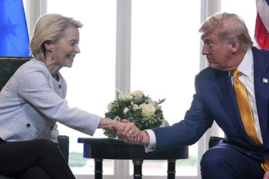 Dazi, Trump e von der Leyen siglano l’accordo Usa-Ue su tariffe al 15%: “Accordo più grande di tutti”