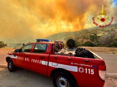Incendio a Villasimius, chiusi gli accessi alla spiaggia: continuano le evacuazioni