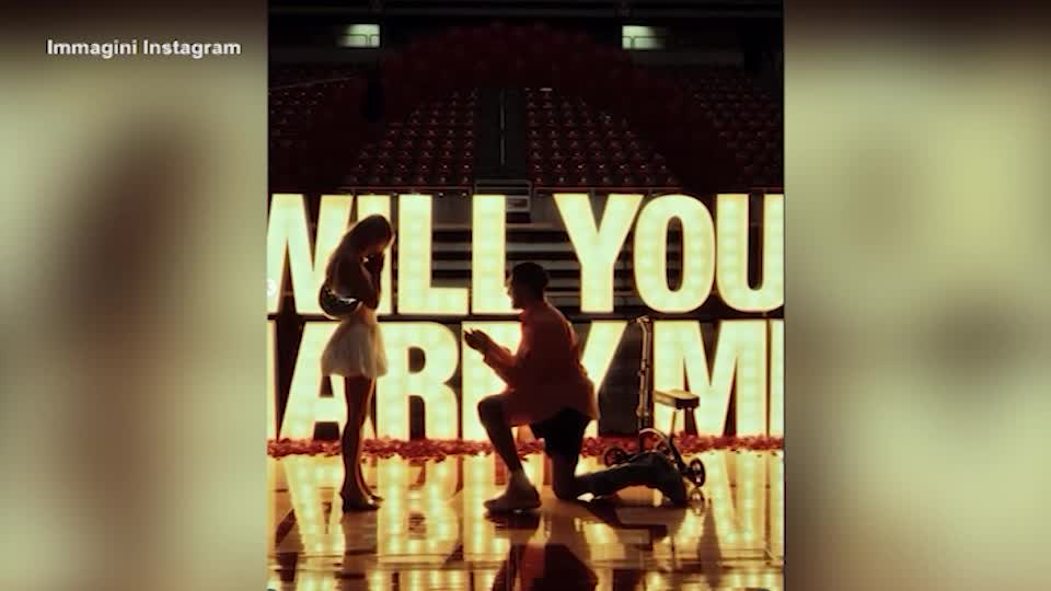 Nba, Tyrese Haliburton chiede a Jade Jones di sposarlo: il video della proposta di matrimonio Nba, Tyrese Haliburton chiede a Jade Jones di sposarlo: il video della proposta di matrimonio
