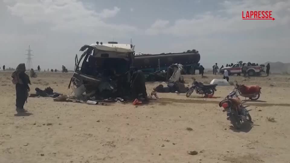 afghanistan pullman contro autocisterna sei morti il luogo dello schianto