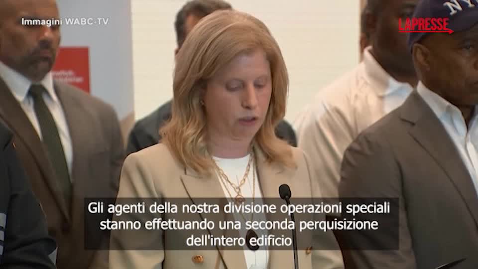 Sparatoria a Manhattan, la polizia: “Morto un nostro agente di 36 anni, aspettava il terzo figlio” Sparatoria a Manhattan, la polizia: “Morto un nostro agente di 36 anni, aspettava il terzo figlio”