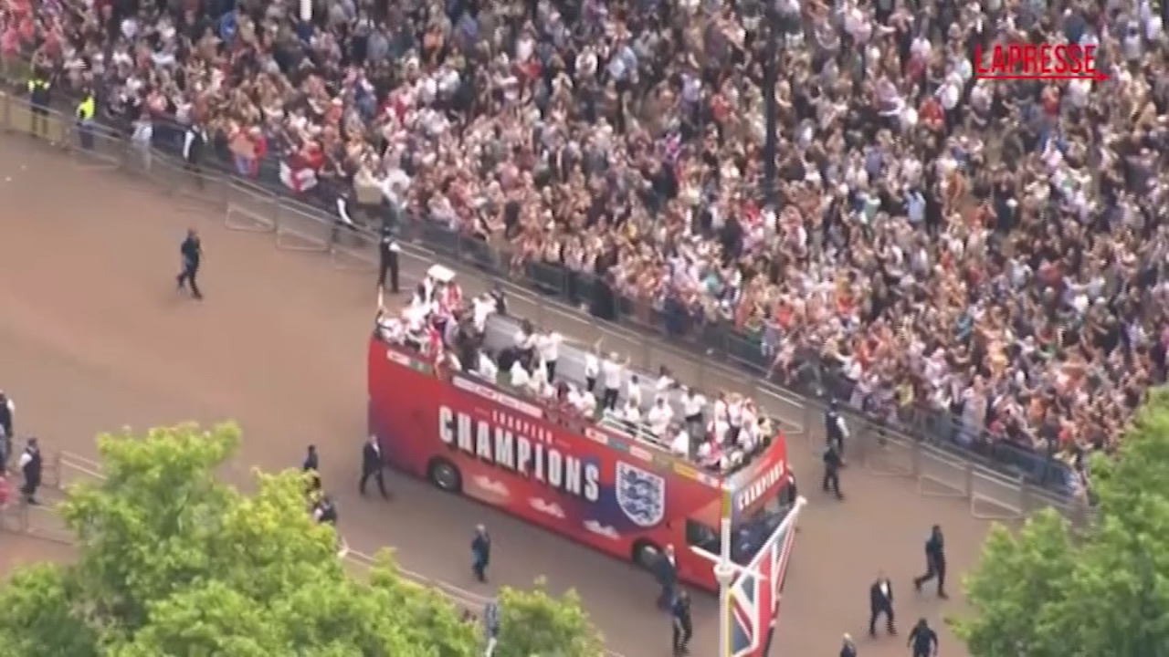 Europei di calcio femminile, la nazionale inglese festeggia la vittoria per le strade di Londra Europei di calcio femminile, la nazionale inglese festeggia la vittoria per le strade di Londra