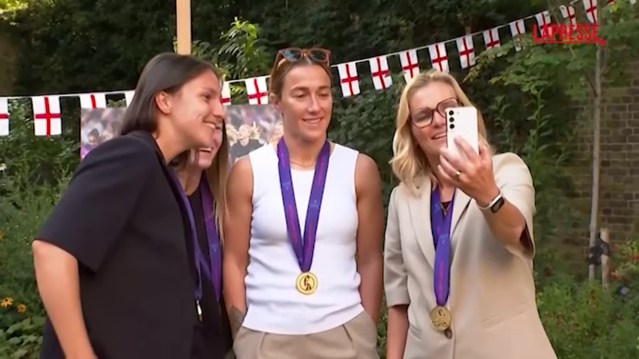 Euro2025, la nazionale inglese femminile in videochiamata con il premier Starmer Euro2025, la nazionale inglese femminile in videochiamata con il premier Starmer