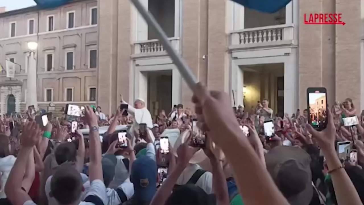 Giubileo, Papa in Piazza San Pietro per salutare i giovani