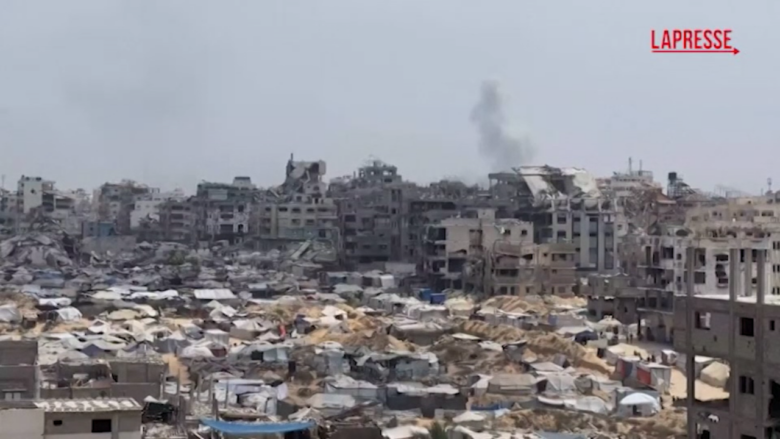 Colonne di fumo a Gaza City, ridotta in macerie e piena di tende di sfollati