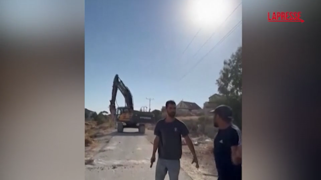 Cisgiordania, colono israeliano spara e uccide un attivista palestinese amico del regista di Cisgiordania, colono israeliano spara e uccide un attivista palestinese amico del regista di