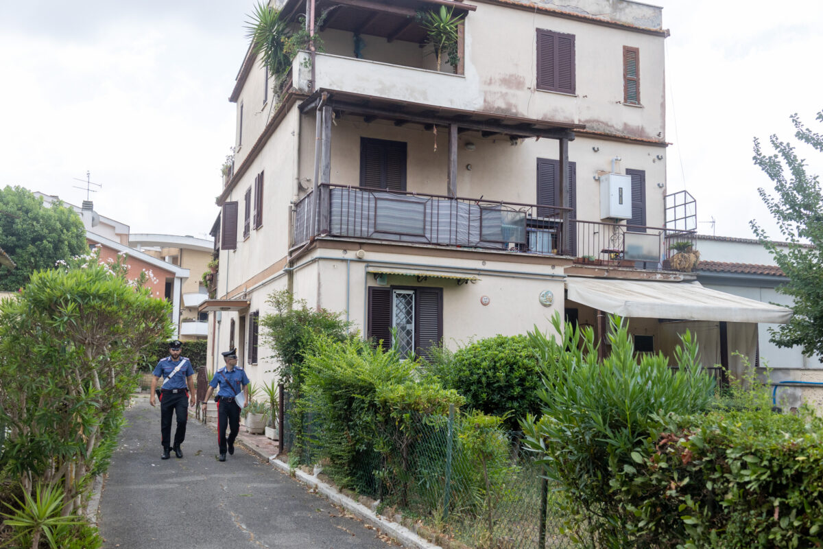 Acilia, spari da auto in corsa: forse caso collegato a esplosione in panificio Acilia, spari da auto in corsa: forse caso collegato a esplosione in panificio