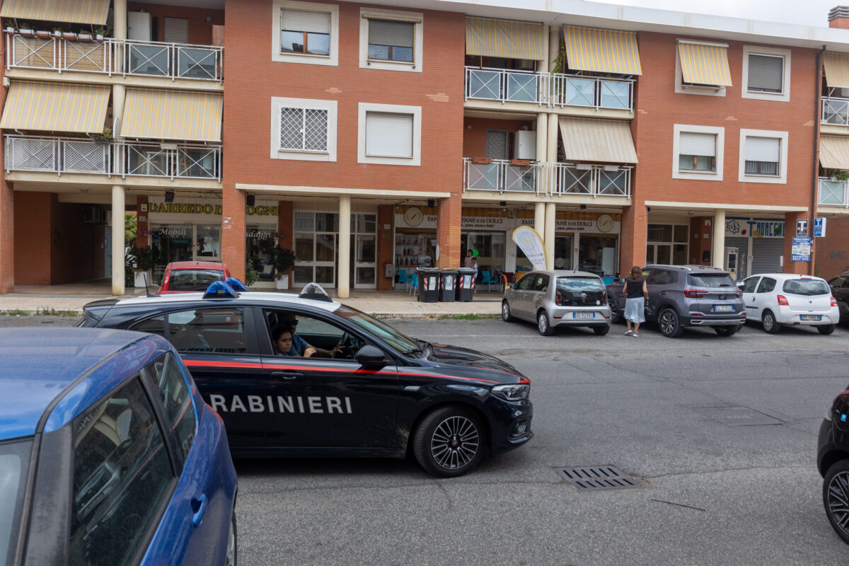 Acilia, spari da auto in corsa: forse caso collegato a esplosione in panificio