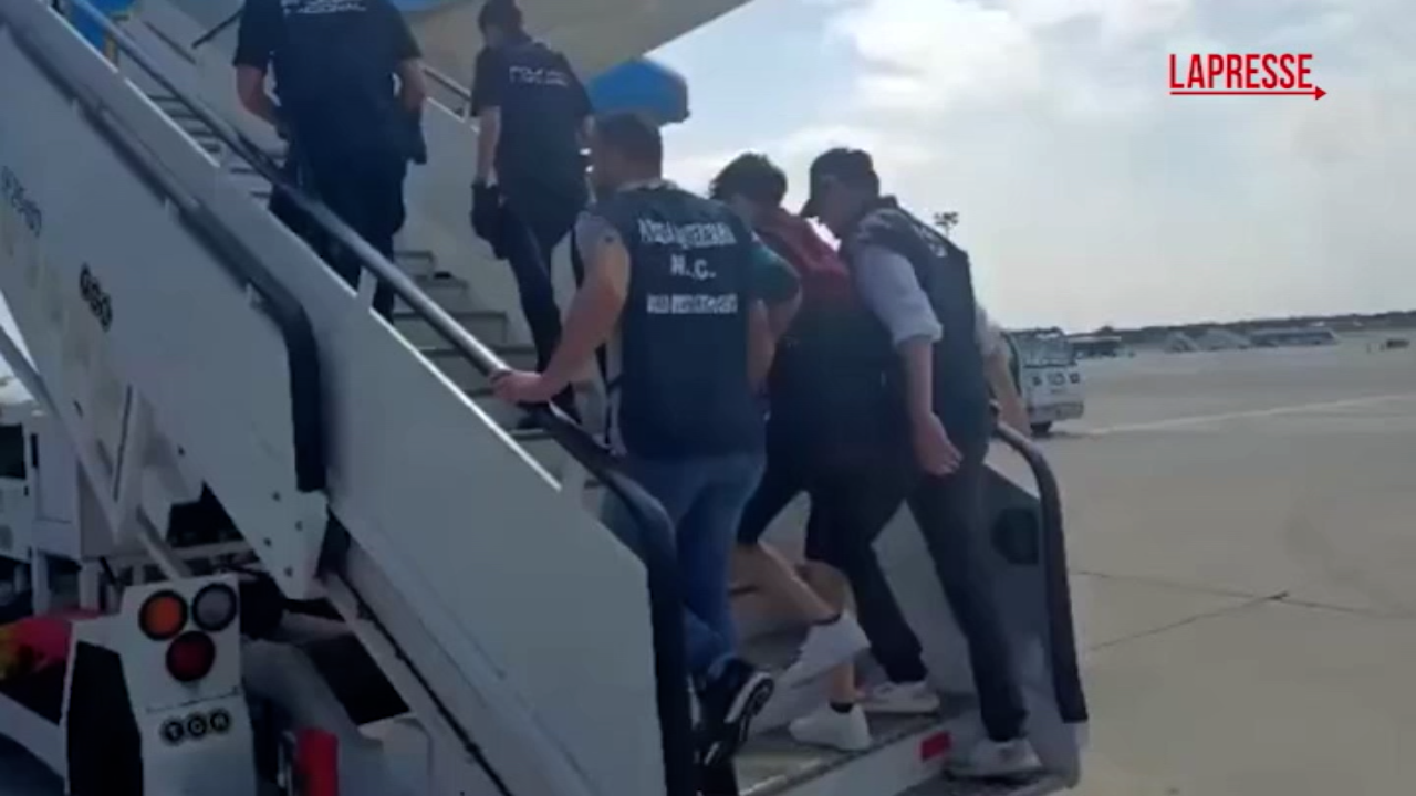 strage di corinaldo rientra in italia andrea cavallari l arrivo a fiumicino
