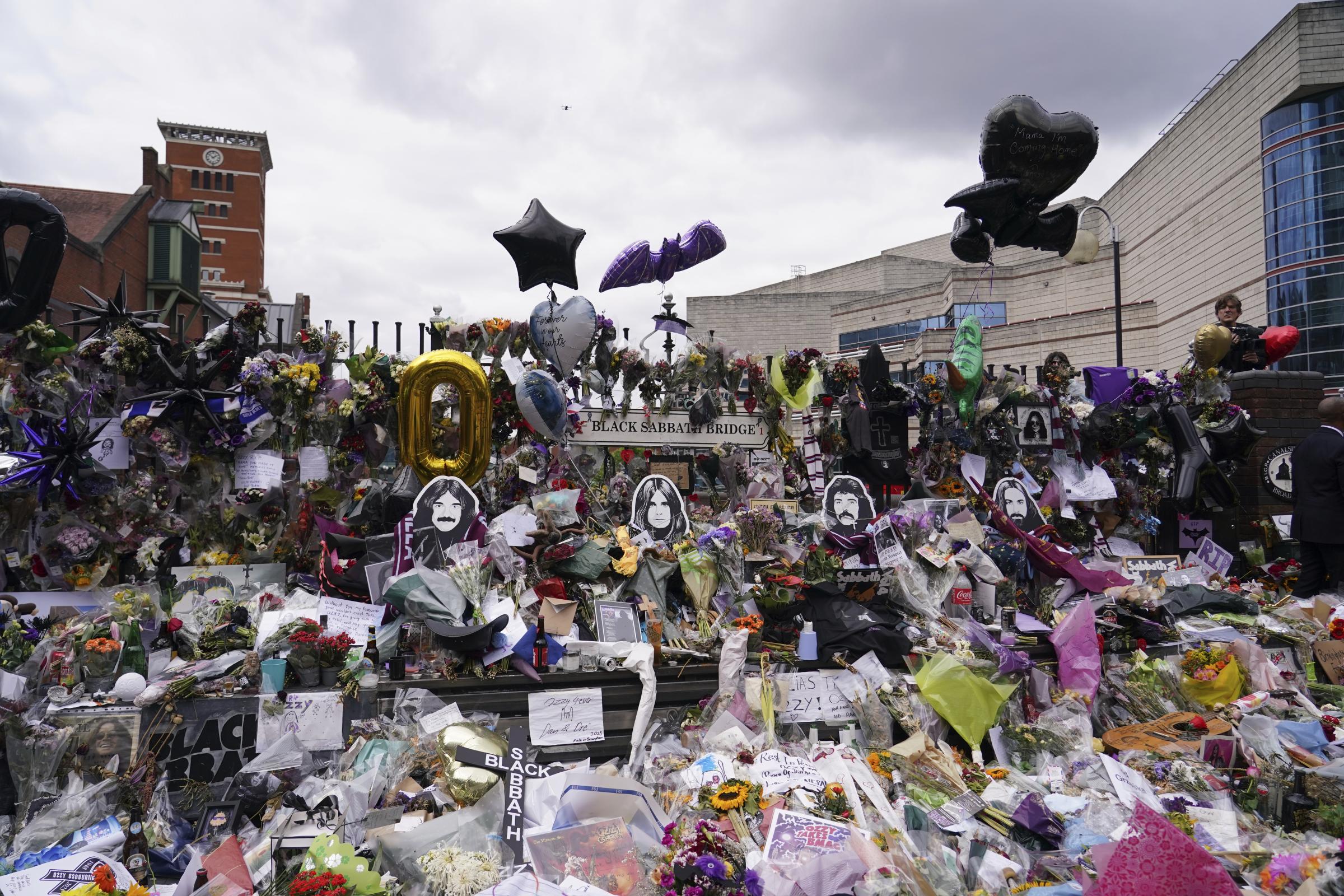 Ozzy Osbourne, a Birmingham l’ultimo saluto alla leggenda dell’heavy metal: le foto Ozzy Osbourne, a Birmingham l’ultimo saluto alla leggenda dell’heavy metal: le foto