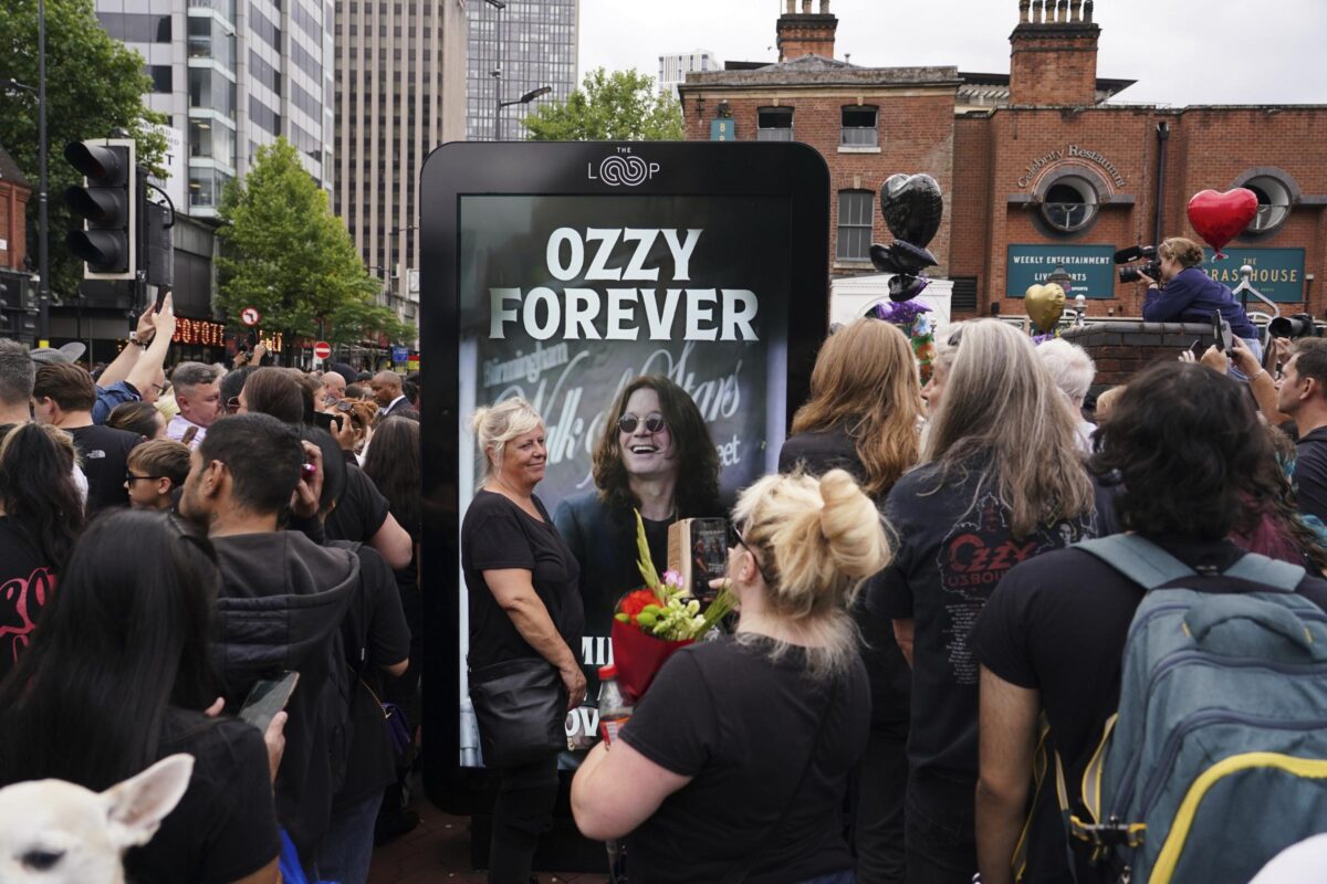 Galleria foto 'Ozzy Osbourne, a Birmingham l’ultimo saluto alla leggenda dell’heavy metal: le foto' - foto 5