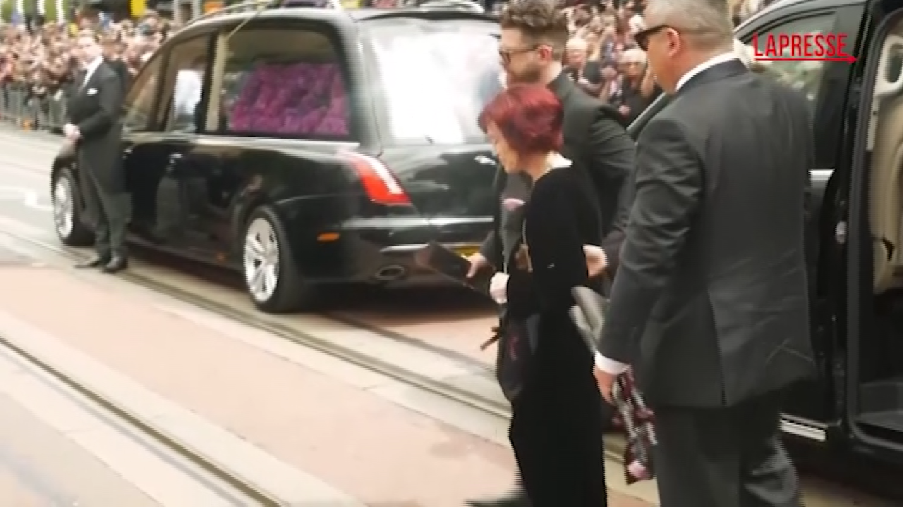 Funerali Ozzy Osbourne, migliaia di fan al corteo funebre a Birmingham Funerali Ozzy Osbourne, migliaia di fan al corteo funebre a Birmingham