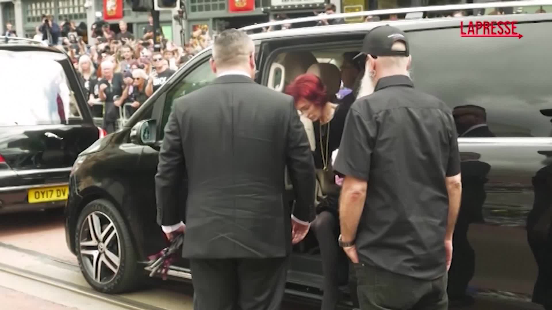 funerali di ozzy osbourne la famiglia al corteo funebre tra migliaia di fan le immagini
