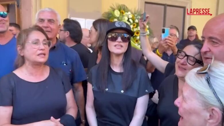 Celso Valli, Laura Pausini canta ‘Volare’ ai funerali