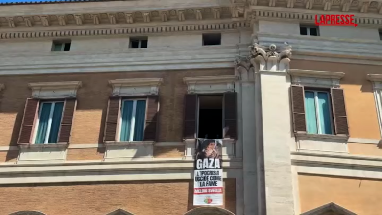 Gaza, striscione Avs su facciata Montecitorio: "L'ipocrisia uccide come la fame"