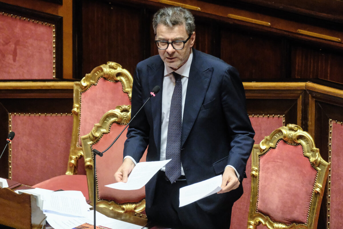 Dazi, accordo Usa Ue: per Giorgetti “impatto di 0,5 punti sul Pil nel 2026” Dazi, accordo Usa Ue: per Giorgetti “impatto di 0,5 punti sul Pil nel 2026”