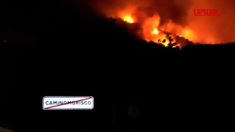 Spagna, incendi nella regione di Avila: vigili del fuoco in azione