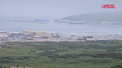 Terremoto in Kamchatka, lo tsunami colpisce le isole Curili: sommersi edifici e strade