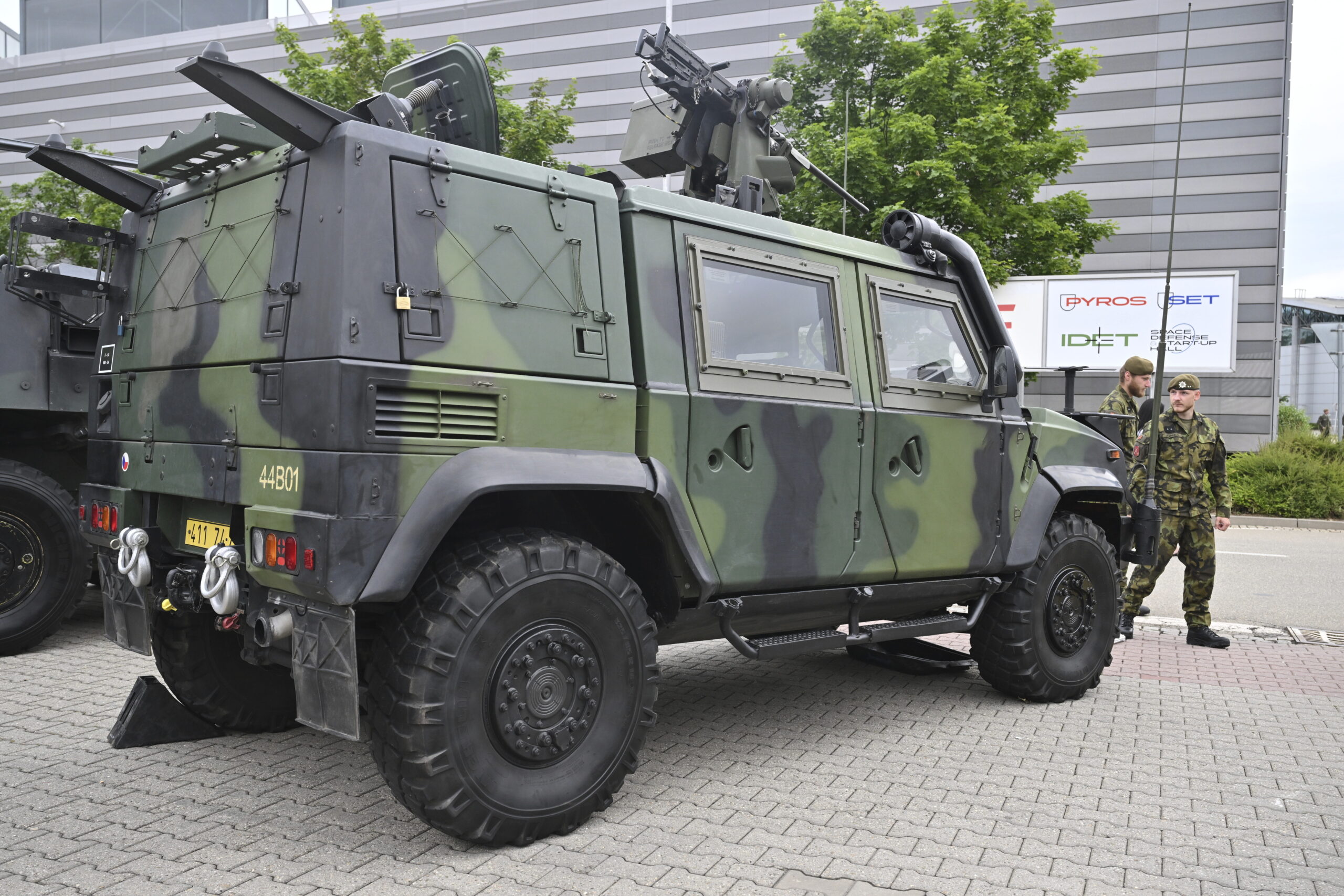 Leonardo acquisisce Iveco Defence: operazione da 1,7 miliardi