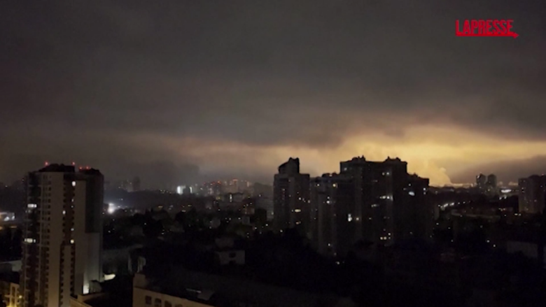 Ucraina, attacco russo a Kiev: lampi ed esplosioni nei cieli della Capitale