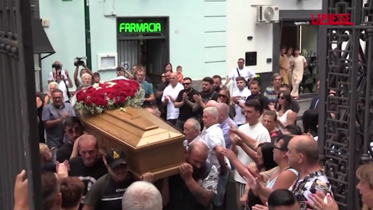Operai morti a Napoli, a Secondigliano i funerali di Luigi Romano. La sorella: "Dovevano proteggerli con imbragature" Operai morti a Napoli, a Secondigliano i funerali di Luigi Romano. La sorella: "Dovevano proteggerli con imbragature"