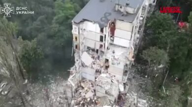 Ucraina, morti e feriti a Kiev in attacco russo: il palazzo sventrato