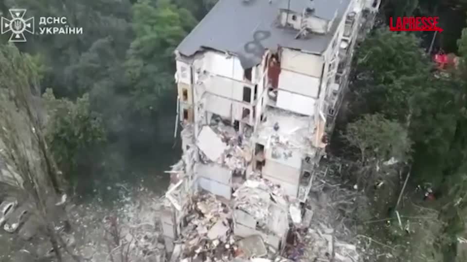 ucraina morti e feriti a kiev in attacco russo il palazzo sventrato