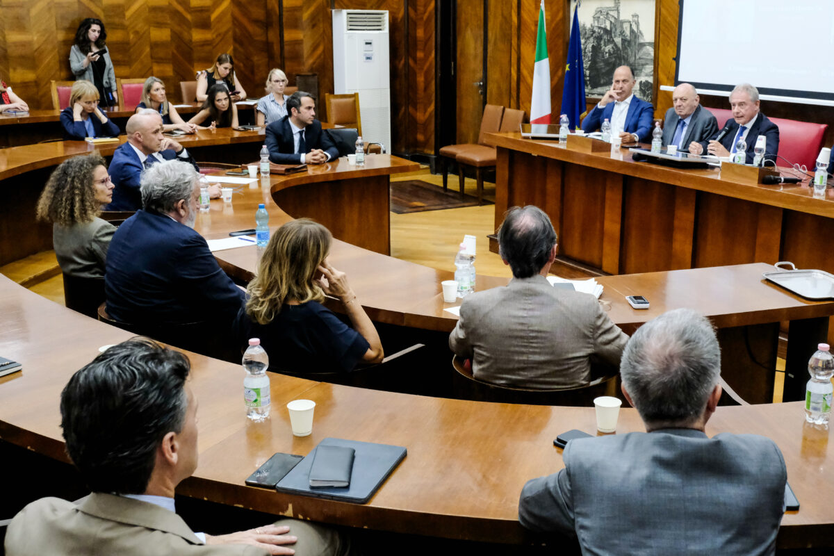 Ex Ilva, accordo per Taranto ancora in stallo: il governo aggiornerà la gara Ex Ilva, accordo per Taranto ancora in stallo: il governo aggiornerà la gara