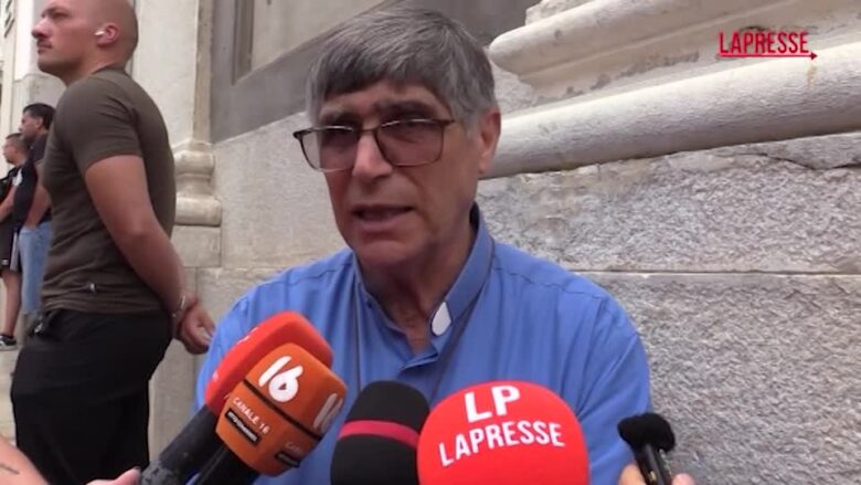 Operai morti a Napoli, don Patriciello ai funerali di Luigi Romano: "Non sono incidenti ma omicidi sul lavoro"