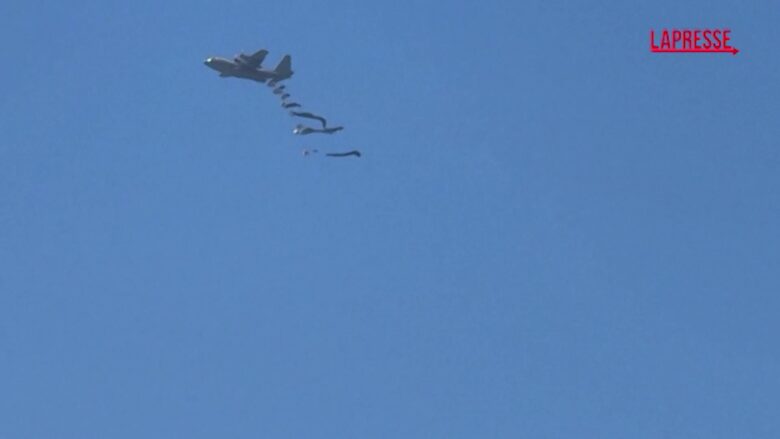 Gaza, la corsa dei palestinesi all'arrivo degli aiuti: "Siamo come cani che inseguono un osso"