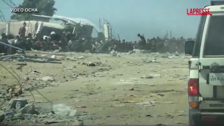 Gaza, l'Idf spara sui palestinesi che aspettano gli aiuti: il video dell'Onu