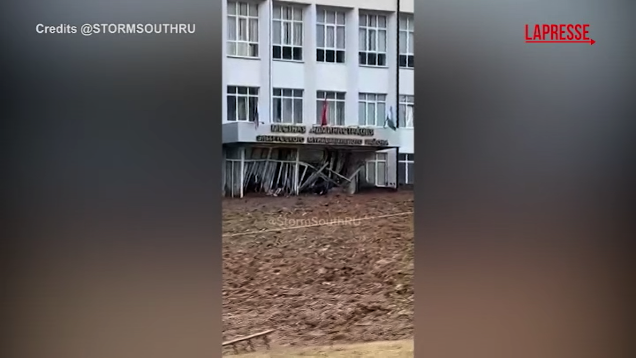 Russia, impressionante colata di fango dal monte Elbrus: le immagini dalla città di Tyrnyauz Russia, impressionante colata di fango dal monte Elbrus: le immagini dalla città di Tyrnyauz