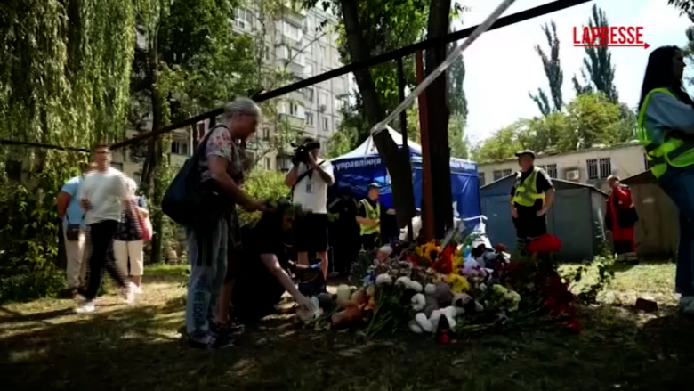 Ucraina, 31 morti di cui 5 bambini nell'attacco più letale su Kiev: le immagini della giornata di lutto