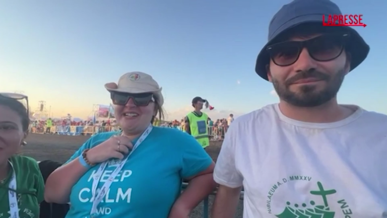 Giubileo dei Giovani, fedeli al passaggio di Papa Leone XIV: “Forte emozione”