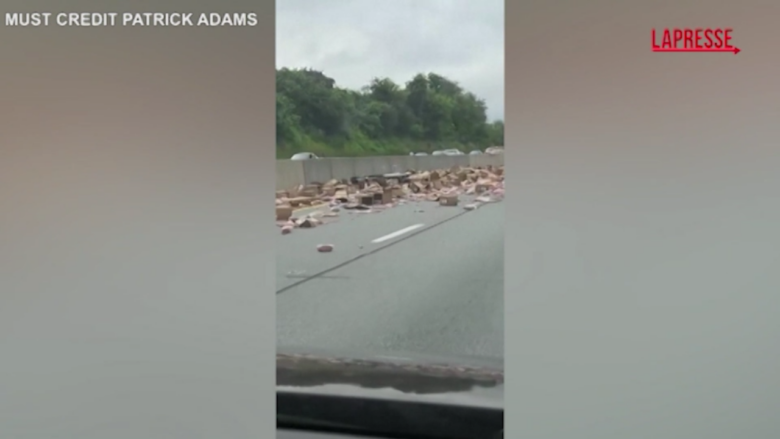 Usa, camion carico di hot dog si ribalta su un'autostrada della Pennsylvania
