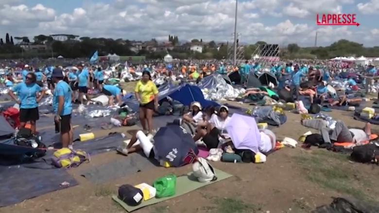 Giubileo Giovani, è iniziata la festa dei fedeli a Tor Vergata in attesa dell'arrivo del Papa