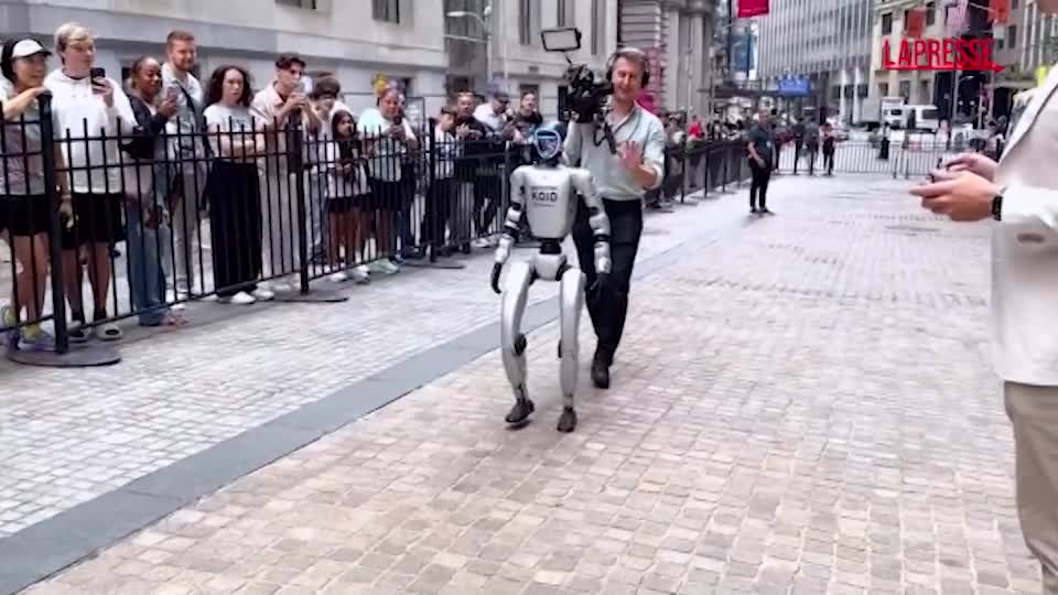 robot accoglie i turisti alla borsa di new york